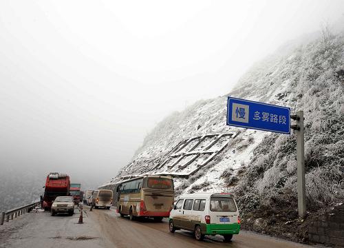 1月13日,往來(lái)車(chē)輛通過(guò)大嶺子口。受強(qiáng)冷空氣影響,連日來(lái)云南昭通大部地區(qū)遭遇寒冷冰凍天氣,地勢(shì)險(xiǎn)要、山高坡陡路滑的昭(通)麻(柳灣)公路大嶺子口每天過(guò)往車(chē)輛達(dá)8000余輛,為保障車(chē)輛安全暢通,昭通市昭陽(yáng)區(qū)交警二大隊(duì)青崗嶺中隊(duì)的交警們冒著嚴(yán)寒24小時(shí)堅(jiān)守在大嶺子口疏導(dǎo)交通,讓南來(lái)北往的車(chē)輛安全通過(guò)。