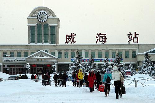 12月31日,旅客前往威?;疖囌境俗疖?。新華社發(fā)(于啟波 攝)