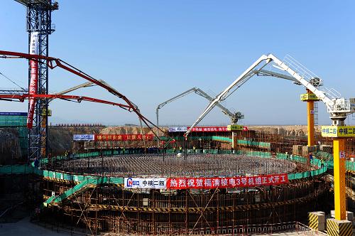 12月31日,福清核電工程3號(hào)機(jī)組核反應(yīng)堆廠房正在澆注第一罐混凝土。當(dāng)日,中核集團(tuán)福清核電工程3號(hào)機(jī)組開工建設(shè),至此,福清核電工程進(jìn)入3臺(tái)機(jī)組同時(shí)在建施工階段。福清核電項(xiàng)目廠址位于福建省福清市三山鎮(zhèn)西南前薛村,規(guī)劃建設(shè)6臺(tái)百萬千瓦級(jí)壓水堆核電機(jī)組,一次規(guī)劃、分期連續(xù)建設(shè),總投資近千億元。工程自2008年11月21日開工以來進(jìn)展順利,目前1號(hào)機(jī)組已完成穹頂?shù)跹b,進(jìn)入核島設(shè)備安裝階段,預(yù)計(jì)2013年11月建成投產(chǎn);2號(hào)機(jī)組于2009年6月開工,預(yù)計(jì)2014年9月建成投產(chǎn);3、4號(hào)機(jī)組于2009年6月5日開始負(fù)挖,預(yù)計(jì)分別于2015年7月和2016年5月建成投入商業(yè)運(yùn)行。截至2010年底,項(xiàng)目已累計(jì)完成投資約65億元。福清核電項(xiàng)目6臺(tái)機(jī)組計(jì)劃于2018年1月全面建成投產(chǎn),6臺(tái)核電機(jī)組年發(fā)電總量可達(dá)450億度,年產(chǎn)值約170億元。新華社記者張國(guó)俊攝