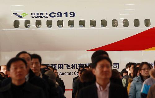 12月30日,工程技術(shù)人員在上海飛機(jī)制造有限公司生產(chǎn)車間參加中國商用飛機(jī)有限責(zé)任公司發(fā)布活動(dòng)。12月30日,中國商用飛機(jī)有限責(zé)任公司在上海舉行理念識別系統(tǒng)發(fā)布儀式。據(jù)悉,2011年,中國C919大型客機(jī)研制將轉(zhuǎn)入工程發(fā)展階段,詳細(xì)設(shè)計(jì)工作全面展開;ARJ21-700新支線飛機(jī)將完成適航取證并交付用戶。新華社發(fā)
