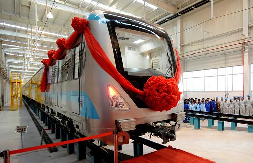 12月31日,中國(guó)南車天津產(chǎn)業(yè)園為首列天津造地鐵列車舉行竣工下線儀式。當(dāng)日,中國(guó)南車天津產(chǎn)業(yè)園為天津地鐵3號(hào)線制造的首列地鐵列車竣工下線,標(biāo)志著天津?qū)崿F(xiàn)了生產(chǎn)軌道交通高端產(chǎn)品的能力。首列下線的地鐵列車有6節(jié)車廂,3動(dòng)3拖。設(shè)計(jì)載人1400名,最高載人1800名。據(jù)介紹,中國(guó)南車天津產(chǎn)業(yè)園一期年產(chǎn)量可達(dá)到100至200輛,“十二五”期間產(chǎn)量將可達(dá)500輛。新華社記者 劉海峰 攝