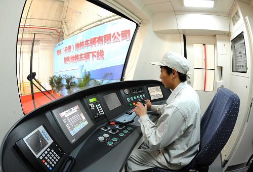 12月31日,一名員工在啟動(dòng)首列天津造地鐵列車的動(dòng)力。新華社記者 劉海峰 攝