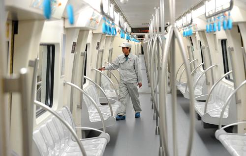 12月31日,一名員工在巡視首列天津造地鐵列車車廂設(shè)施。新華社記者 劉海峰 攝