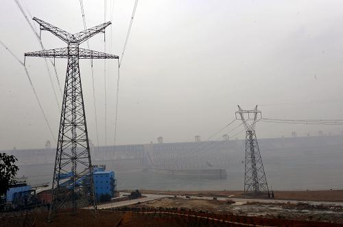 1月5日拍攝的三峽右岸電站輸電線路。 中國(guó)長(zhǎng)江三峽集團(tuán)公司4日發(fā)布消息稱(chēng),2010年全年,三峽樞紐建設(shè)運(yùn)行情況良好,全面發(fā)揮了防洪、生態(tài)補(bǔ)水、航運(yùn)、發(fā)電等綜合效益,三峽—葛洲壩梯級(jí)電站全年共發(fā)電1006.1億千瓦時(shí)。世界最大的水利樞紐三峽工程自2009年基本建成后,2010年首次成功蓄水至175米正常蓄水位,開(kāi)始全面發(fā)揮綜合效益。 新華社發(fā)(鄭家裕 攝)