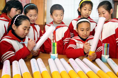 1月7日,棗莊市紅旗小學(xué)的學(xué)生在親手制作的香煙模型上書寫吸煙危害警示語(yǔ),將其作為禮物送給家長(zhǎng),以勸導(dǎo)家長(zhǎng)戒煙。新華社發(fā)(孫中喆 攝)