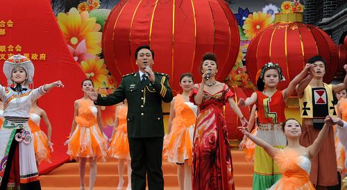 1月8日,中國文聯(lián)的藝術(shù)家在遭受凝凍的遵義慰問演出。當(dāng)日,中國文聯(lián)“送歡樂、下基層”慰問演出活動(dòng)在貴州省遵義市舉行。在遵義會(huì)議會(huì)址舉行的慰問演出活動(dòng)中,來自中國文聯(lián)的200余名藝術(shù)家和演職人員,為老區(qū)群眾呈上歌舞、詩朗誦、雜技、京劇、滑稽小品、相聲、魔術(shù)等異彩紛呈的節(jié)目。從2006年開始,中國文聯(lián)每年都在元旦、春節(jié)期間開展一次主題鮮明的“送歡樂、下基層”大型公益性惠民文化活動(dòng)。中國文聯(lián)及其所屬11個(gè)文藝家協(xié)會(huì)、各省區(qū)市縣級(jí)文聯(lián)等均熱情參與,深入革命老區(qū)、少數(shù)民族地區(qū)、邊疆地區(qū)、受災(zāi)地區(qū)和生產(chǎn)一線等,以喜聞樂見的節(jié)目滿足基層群眾的精神文化需求。新華社記者 李驚亞攝