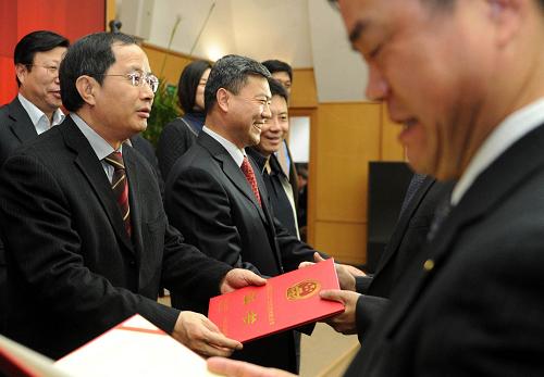 1月10日,文化部副部長歐陽堅(jiān)(前左一)、保監(jiān)會(huì)主席助理袁力(前左二)為試點(diǎn)保險(xiǎn)公司頒發(fā)證書。當(dāng)日,文化部與保監(jiān)會(huì)在北京聯(lián)合舉行“保險(xiǎn)支持文化產(chǎn)業(yè)試點(diǎn)工作啟動(dòng)儀式”,同時(shí)公布了第一批“演藝活動(dòng)取消保險(xiǎn)”等11個(gè)文化產(chǎn)業(yè)保險(xiǎn)試點(diǎn)險(xiǎn)種和3家試點(diǎn)保險(xiǎn)公司。此次試點(diǎn)工作的啟動(dòng),是保險(xiǎn)支持文化產(chǎn)業(yè)發(fā)展的重要舉措,不僅能夠?qū)ξ幕a(chǎn)業(yè)又好又快發(fā)展產(chǎn)生積極的影響,同時(shí)也為保險(xiǎn)業(yè)的發(fā)展提供了新的機(jī)遇。新華社記者 金良快 攝