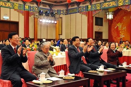 1月26日,全國政協(xié)在北京舉行春節(jié)茶話會,邀請已故黨外全國政協(xié)委員、知名人士夫人暢敘情誼,共迎新春。中共中央政治局常委、全國政協(xié)主席賈慶林出席茶話會。新華社記者 饒愛民 攝
