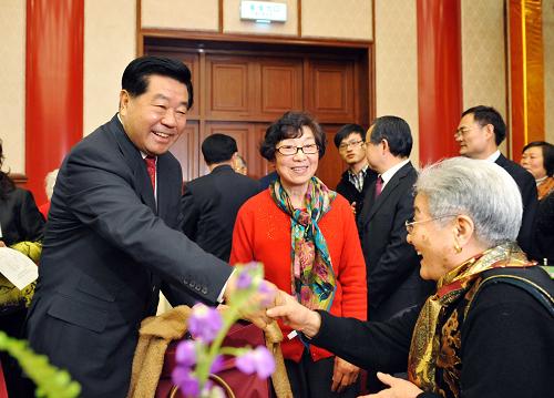 1月26日,全國政協(xié)在北京舉行春節(jié)茶話會,邀請已故黨外全國政協(xié)委員、知名人士夫人暢敘情誼,共迎新春。中共中央政治局常委、全國政協(xié)主席賈慶林出席茶話會。新華社記者 饒愛民 攝