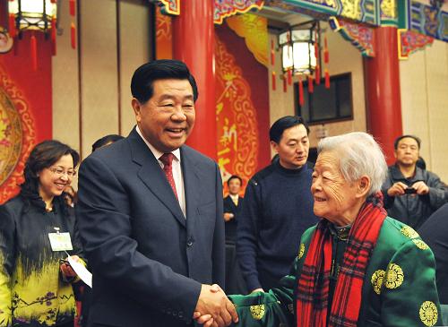 1月26日,全國政協(xié)在北京舉行春節(jié)茶話會,邀請已故黨外全國政協(xié)委員、知名人士夫人暢敘情誼,共迎新春。中共中央政治局常委、全國政協(xié)主席賈慶林出席茶話會。新華社記者 饒愛民 攝