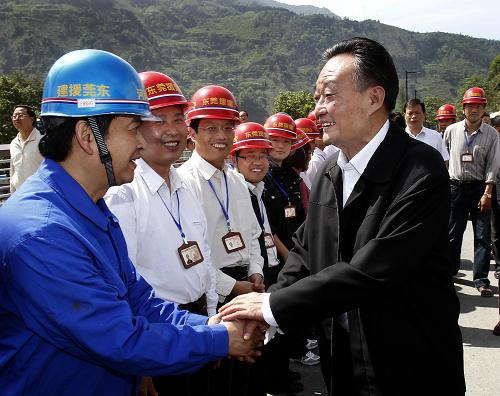 5月20日至24日,在四川汶川特大地震兩周年之際,中共中央政治局常委、全國人大常委會委員長吳邦國又一次來到四川,深入綿陽、德陽、成都、阿壩等地震重災(zāi)區(qū),實地了解災(zāi)區(qū)群眾生產(chǎn)生活情況,檢查指導(dǎo)災(zāi)后恢復(fù)重建工作。這是5月21日,吳邦國在汶川縣映秀鎮(zhèn)看望奮戰(zhàn)在恢復(fù)重建一線的對口援建人員。新華社記者 劉建生 攝