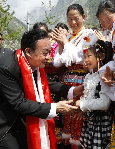 這是5月21日,吳邦國在汶川縣銀杏鄉(xiāng)東界腦村看望羌族群眾。新華社記者 劉建生 攝