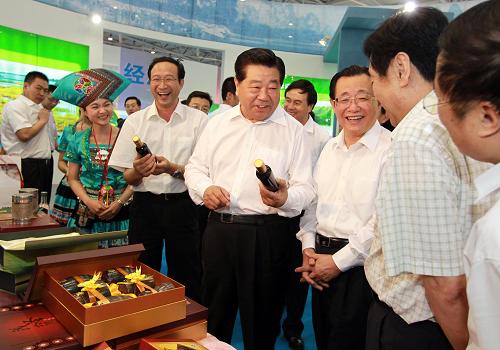 7月14日,中共中央政治局常委、全國(guó)政協(xié)主席賈慶林來到北京全國(guó)農(nóng)業(yè)展覽館,參觀正在這里舉辦的西部大開發(fā)十周年生態(tài)環(huán)境與人居環(huán)境成就展。這是賈慶林在廣西壯族自治區(qū)展廳了解農(nóng)產(chǎn)品加工產(chǎn)業(yè)發(fā)展情況。新華社記者 謝環(huán)馳 攝