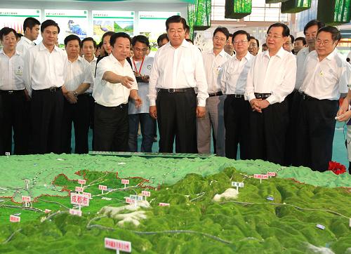 7月14日,中共中央政治局常委、全國(guó)政協(xié)主席賈慶林來到北京全國(guó)農(nóng)業(yè)展覽館,參觀正在這里舉辦的西部大開發(fā)十周年生態(tài)環(huán)境與人居環(huán)境成就展。這是賈慶林在甘肅省展廳聽取風(fēng)力發(fā)電的情況介紹。新華社記者 謝環(huán)馳 攝