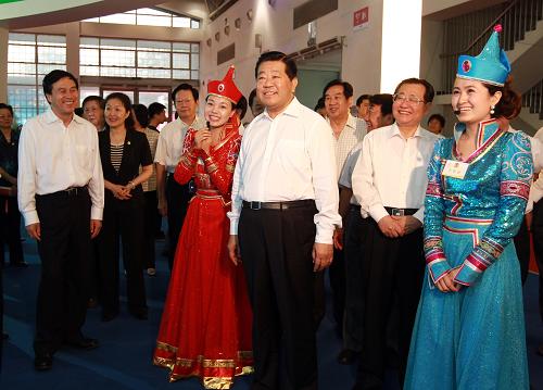 7月14日,中共中央政治局常委、全國(guó)政協(xié)主席賈慶林來到北京全國(guó)農(nóng)業(yè)展覽館,參觀正在這里舉辦的西部大開發(fā)十周年生態(tài)環(huán)境與人居環(huán)境成就展。這是賈慶林在內(nèi)蒙古自治區(qū)展廳聽取情況介紹。新華社記者 謝環(huán)馳 攝
