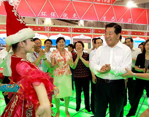7月14日,中共中央政治局常委、全國(guó)政協(xié)主席賈慶林來到北京全國(guó)農(nóng)業(yè)展覽館,參觀正在這里舉辦的西部大開發(fā)十周年生態(tài)環(huán)境與人居環(huán)境成就展。這是賈慶林在新疆維吾爾自治區(qū)展廳欣賞歌舞。新華社記者 謝環(huán)馳 攝