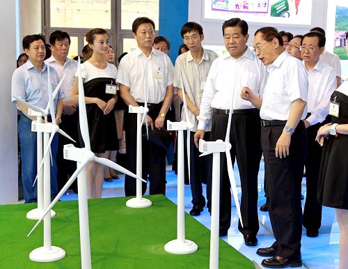 7月14日,中共中央政治局常委、全國(guó)政協(xié)主席賈慶林來到北京全國(guó)農(nóng)業(yè)展覽館,參觀正在這里舉辦的西部大開發(fā)十周年生態(tài)環(huán)境與人居環(huán)境成就展。這是賈慶林在甘肅省展廳聽取風(fēng)力發(fā)電的情況介紹。新華社記者 謝環(huán)馳 攝