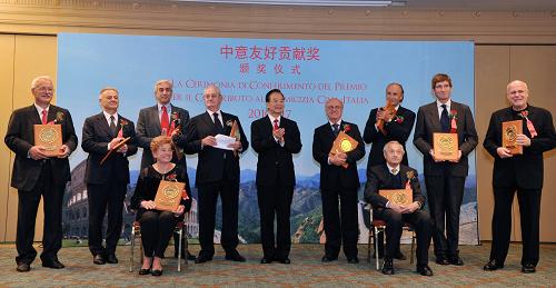 10月7日,中國(guó)國(guó)務(wù)院總理溫家寶在羅馬向意大利友好團(tuán)體代表和友好人士頒獎(jiǎng)。這是溫家寶和獲獎(jiǎng)人士合影留念。新華社記者 王慶欽 攝