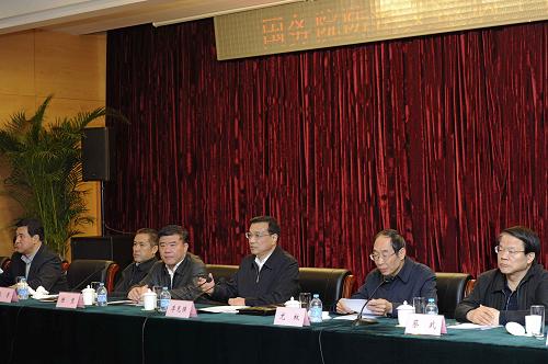 11月22日,中共中央政治局常委、國務(wù)院副總理、國務(wù)院防治艾滋病工作委員會主任李克強(qiáng)在北京考察中國疾控中心艾滋病預(yù)防控制中心,并現(xiàn)場主持召開防治艾滋病工作委員會全體會議。