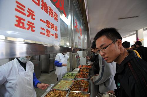 11月30日,學(xué)生們?cè)诎不辙r(nóng)業(yè)大學(xué)學(xué)生食堂購(gòu)買午餐。為確保家庭經(jīng)濟(jì)困難大學(xué)生不受物價(jià)上漲影響,安徽省決定對(duì)全省大中專學(xué)校家庭經(jīng)濟(jì)困難學(xué)生發(fā)放伙食補(bǔ)貼,各級(jí)財(cái)政共安排補(bǔ)貼資金2947.8萬元,其中省級(jí)財(cái)政補(bǔ)貼資金2095.9萬元。該筆補(bǔ)貼資金將按照在校生的20%資助面和每生每月40元的標(biāo)準(zhǔn)發(fā)放,補(bǔ)貼時(shí)間從今年11月到明年1月,共補(bǔ)貼3個(gè)月。 新華社發(fā)(楊曉原 攝)