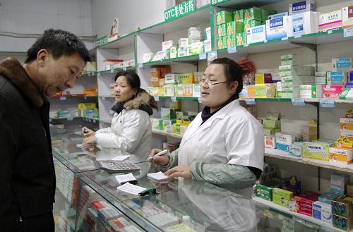 11月30日,在河北省邯鄲市一家藥店內(nèi),一名市民在詢問(wèn)藥品價(jià)格。 國(guó)家發(fā)展和改革委員會(huì)近日決定,從12月12日起降低頭孢曲松等部分單獨(dú)定價(jià)藥品的最高零售價(jià)格,涉及抗生素、心腦血管等17大類(lèi)藥品,平均降幅為19%,預(yù)計(jì)每年可減輕群眾負(fù)擔(dān)近20億元。 新華社發(fā)(王九忠 攝)