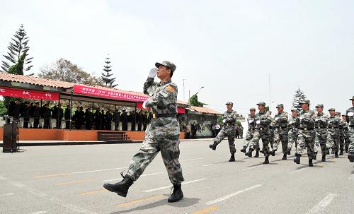 11月30日,在秘魯首都利馬舉行的“和平天使-2010”中國與秘魯人道主義醫(yī)療救援聯(lián)合作業(yè)閉幕式上,中方醫(yī)療分隊通過主席臺。 當天,“和平天使-2010”中國與秘魯人道主義醫(yī)療救援聯(lián)合作業(yè)圓滿結(jié)束。“和平天使—2010”是中國軍隊與拉美國家軍隊首次共同舉辦的人道主義醫(yī)療救援聯(lián)合作業(yè),也是將對外軍事援助和交流培訓、聯(lián)合演練、醫(yī)療服務相結(jié)合的首次嘗試。聯(lián)合作業(yè)期間,中方醫(yī)療隊與秘方醫(yī)務人員進行了深入的交流培訓,并舉行了聯(lián)合醫(yī)療救援演習。 新華社記者張汨汨攝