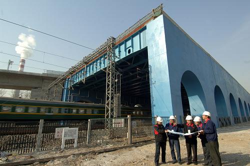 在北京特大橋西黃左線空間鋼架工程前,中鐵十七局工作人員對(duì)工程進(jìn)行驗(yàn)收前自查(攝于11月28日)。 12月1日,京滬高鐵北京段進(jìn)入軌道精調(diào)階段。軌道精調(diào)是利用軌檢小車對(duì)軌道的標(biāo)高、軌距、高差、平順性等指標(biāo)進(jìn)行更精密調(diào)節(jié),以使高速鐵路列車在運(yùn)行時(shí)穩(wěn)定、舒適。 新華社發(fā)(趙琬微 攝)