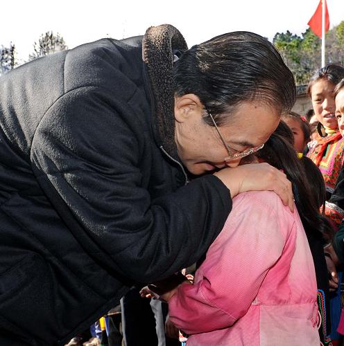 在12月1日世界艾滋病日到來(lái)之際,中共中央政治局常委、國(guó)務(wù)院總理溫家寶來(lái)到四川涼山彝族自治州考察艾滋病防治工作,看望廣大彝族干部群眾。這是12月1日,溫家寶來(lái)到昭覺(jué)縣四開(kāi)鄉(xiāng)中心校紅絲帶棟梁班,看望父母因患艾滋病去世的41個(gè)孤兒,并同孩子深情擁抱,鼓勵(lì)他們發(fā)奮努力,好好學(xué)習(xí)。 新華社記者饒愛(ài)民攝