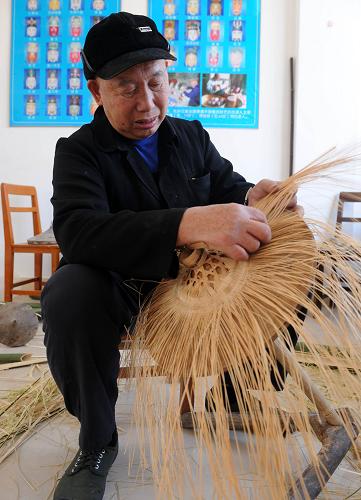 12月2日,花竹帽編織工藝的傳承人、79歲高齡的毛南族老人譚順美在編織花竹帽。 花竹帽又稱“頂蓋花”,是毛南族青年的傳情之物,現(xiàn)已被列入我國“非遺”名錄。這種外形類似斗笠的帽子由竹子手工編制而成,造型美觀,但工藝比較復(fù)雜,取材也較為講究,然而,花竹帽的制作流程沒有任何文字記錄或圖片說明,僅憑老工匠在直系或嫡系親屬間口頭傳授和示范。目前,當(dāng)?shù)卣诜e極組織開展花竹帽編織培訓(xùn)班,拯救毛南族這一珍貴的“族寶”。 新華社記者 張愛林 攝