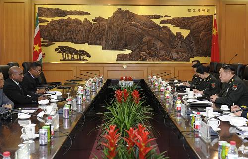 12月2日,中國國務(wù)委員兼國防部長梁光烈在北京八一大樓與來訪的蘇里南國防部長拉圖爾舉行會談。 新華社記者謝環(huán)馳攝