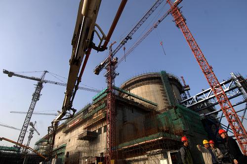 這是正在施工的方家山核電工程(2010年12月3日攝)。目前,秦山核電站的擴建工程——方家山核電工程前期各項準備工作已基本完成,該工程的輔助變壓器順利就位,首個循環(huán)水管安裝項目完成,淡水改擴建工程施工也已基本完工,并具備了單體調試條件。據了解,由浙江省火電建設公司承擔施工的方家山核電項目1號、2號常規(guī)島工程,將于下個月開始進入設備安裝階段,工程也將逐步進入施工高峰。新華社記者 黃宗治 攝