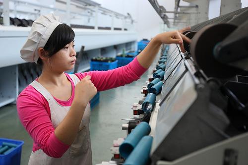 12月2日,浙江省諸暨市富潤(rùn)紡織有限公司的工人在紡紗車間工作。棉花等紡織原料價(jià)格的上漲,被網(wǎng)友戲稱為“棉里針”,“刺痛”了不少紡織企業(yè)。浙江省諸暨市部分企業(yè)利用自身的品牌優(yōu)勢(shì),深挖內(nèi)部潛力,開發(fā)新品種,提高產(chǎn)品附加值,把“棉里針”最大限度地化解在生產(chǎn)環(huán)節(jié)。 新華社發(fā)(郭斌 攝)