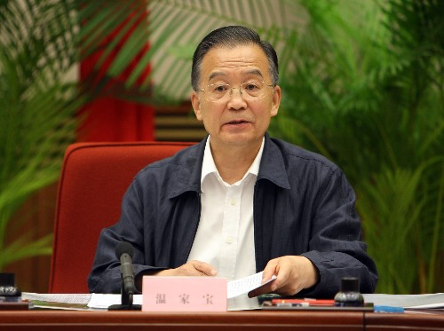 5月27日,中共中央政治局常委、國務院總理、國務院抗震救災總指揮部總指揮溫家寶在北京主持召開總指揮部第14次會議,傳達貫徹中共中央政治局會議精神,總結前一階段抗震救災工作,研究部署下一階段任務。 新華社記者 姚大偉 攝