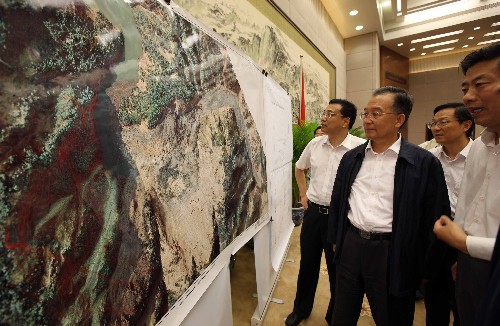 5月27日,中共中央政治局常委、國務院總理、國務院抗震救災總指揮部總指揮溫家寶在北京主持召開總指揮部第14次會議,傳達貫徹中共中央政治局會議精神,總結前一階段抗震救災工作,研究部署下一階段任務。這是溫家寶在聽取水利部關于堰塞湖險情處置情況的匯報。 新華社記者 姚大偉 攝