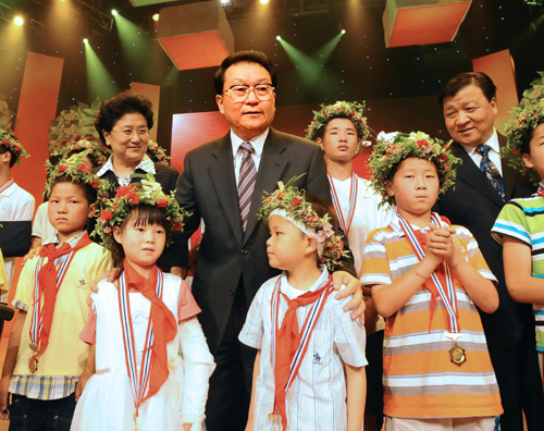 6月27日,中共中央政治局常委李長(zhǎng)春在“抗震救災(zāi)英雄少年”頒獎(jiǎng)晚會(huì)上與獲獎(jiǎng)少年合影留念。當(dāng)日,“抗震救災(zāi)英雄少年”頒獎(jiǎng)晚會(huì)——《英雄少年》在中央電視臺(tái)舉行。中共中央政治局常委李長(zhǎng)春出席頒獎(jiǎng)晚會(huì)并為“抗震救災(zāi)英雄少年”頒獎(jiǎng)。 新華社記者 李濤 攝