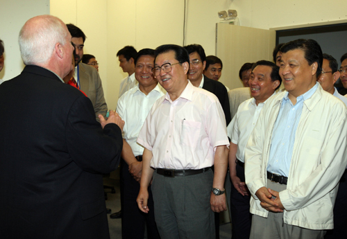7月10日,中共中央政治局常委李長春考察北京奧運(yùn)會、殘奧會主新聞中心,國際廣播中心和2008北京國際新聞中心。這是李長春考察國際廣播中心。 新華社記者 姚大偉 攝