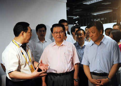 7月10日,中共中央政治局常委李長春來到北京奧運(yùn)會主新聞中心視察。 新華社記者凡軍攝
