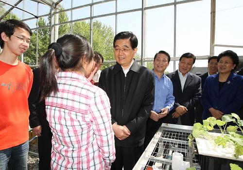 5月2日,中共中央總書記、國(guó)家主席、中央軍委主席胡錦濤來到中國(guó)農(nóng)業(yè)大學(xué),同廣大師生共迎五四青年節(jié)。這是胡錦濤在學(xué)校實(shí)驗(yàn)教學(xué)中心基地溫室里同師生們親切交談。新華社發(fā)