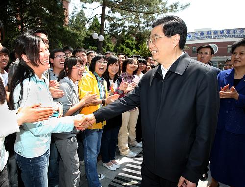 5月2日,中共中央總書記、國(guó)家主席、中央軍委主席胡錦濤來到中國(guó)農(nóng)業(yè)大學(xué),同廣大師生共迎五四青年節(jié)。這是胡錦濤同中國(guó)農(nóng)業(yè)大學(xué)的師生親切握手。新華社發(fā)