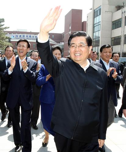 5月2日,中共中央總書記、國(guó)家主席、中央軍委主席胡錦濤來到中國(guó)農(nóng)業(yè)大學(xué),同廣大師生共迎五四青年節(jié)。這是胡錦濤向中國(guó)農(nóng)業(yè)大學(xué)的師生揮手致意。新華社發(fā)