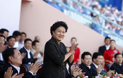 10月14日,中共中央政治局委員、國(guó)務(wù)委員劉延?xùn)|出席在山東青島舉行的全國(guó)青少年校園足球小學(xué)初中聯(lián)賽開(kāi)幕式。新華社記者 張晨 攝