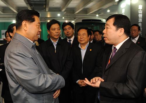 10月15日至16日,中共中央政治局常委、全國政協(xié)主席賈慶林在河北唐山調(diào)研。這是10月16日,賈慶林在曹妃甸工業(yè)區(qū)裝備制造產(chǎn)業(yè)園區(qū)的鋰源電動(dòng)汽車產(chǎn)業(yè)基地,詳細(xì)了解企業(yè)自主創(chuàng)新情況。新華社記者 黃敬文 攝