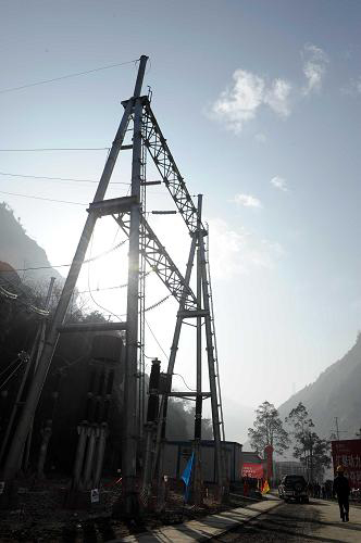 12月19日,映秀灣水電站新建的輸配電設(shè)備正在繁忙運(yùn)轉(zhuǎn),這里在汶川地震中,曾是一片廢墟。當(dāng)日,國家電網(wǎng)四川映秀灣水電發(fā)電總廠映秀灣電站3號機(jī)組正式并入四川電網(wǎng)運(yùn)行。該廠第二臺、第三臺機(jī)組也將于明年6月全部恢復(fù)發(fā)電。據(jù)了解,映秀灣電站首臺機(jī)組并網(wǎng)發(fā)電后,強(qiáng)大電流將源源不斷的送往四川電網(wǎng)。這不僅為四川電網(wǎng)抗擊寒流再助一臂之力,而且為阿壩藏族羌族自治州的災(zāi)后越冬、災(zāi)后重建和工農(nóng)業(yè)生產(chǎn)的恢復(fù)以及經(jīng)濟(jì)可持續(xù)發(fā)展起著至關(guān)重要的電力支撐作用。新華社記者陳凱攝