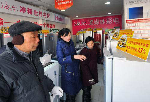 1月16日,安徽舒城縣千人橋鎮(zhèn)一“家電下鄉(xiāng)”銷售點的銷售人員(中)向顧客介紹家電產(chǎn)品。安徽省開展“家電下鄉(xiāng)”以來,農(nóng)村“家電下鄉(xiāng)”銷售網(wǎng)點的家電持續(xù)熱銷,特別是隨著春節(jié)臨近,一些鄉(xiāng)鎮(zhèn)銷售網(wǎng)點的家電銷售量大幅增加。據(jù)介紹,作為一項重要的惠農(nóng)政策和擴大農(nóng)村消費、拉動內(nèi)需的舉措,安徽省農(nóng)民在指定銷售網(wǎng)點購買家電下鄉(xiāng)產(chǎn)品,國家財政將比照出口退稅率對農(nóng)民消費者給予銷售價格13%的補貼。新華社記者 陳曄華 攝