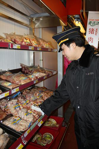 1月22日,上海市食品藥品監(jiān)督管理局的工作人員在一家超市內(nèi)檢查肉制品。春節(jié)前夕,上海市食品藥品監(jiān)督部門加大監(jiān)督力度,對農(nóng)產(chǎn)品批發(fā)市場、農(nóng)貿(mào)市場、超市等食品流通環(huán)節(jié)以及餐飲單位進(jìn)行監(jiān)督檢查,對節(jié)日供應(yīng)食品進(jìn)行抽檢,保障節(jié)日食品安全。新華社發(fā)