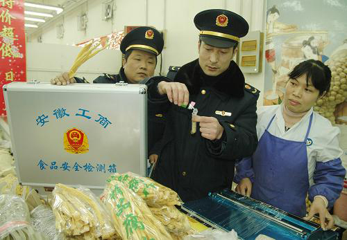 1月22日,工商人員對超市銷售的干貨進(jìn)行甲醛含量檢測。為保障春節(jié)期間食品安全,安徽省巢湖市工商部門組織60多支流動食品安全快速檢測小分隊,重點對城鄉(xiāng)集貿(mào)市場、商場、超市的蔬菜、肉類、干貨、糖果等節(jié)日食品進(jìn)行檢測。新華社發(fā)