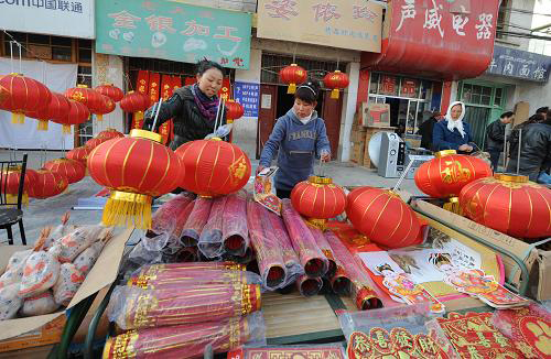 1月23日,兩水鎮(zhèn)群眾在“年集”上挑選紅燈籠。當(dāng)日是甘肅省隴南市武都區(qū)兩水鎮(zhèn)春節(jié)前的最后一個(gè)集市,附近災(zāi)區(qū)群眾紛紛前來(lái)逛大集、購(gòu)年貨,準(zhǔn)備紅紅火火過(guò)大年。新華社記者韓傳號(hào)攝