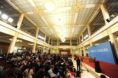 3月13日,國(guó)務(wù)院總理溫家寶在北京人民大會(huì)堂與中外記者見面,并回答記者提問。這是見面會(huì)還未開始時(shí),會(huì)場(chǎng)已擠滿記者。新華社記者謝環(huán)馳攝