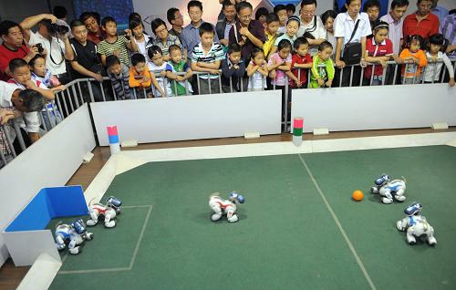 10月3日,市民在合肥科技館里觀看機器狗比賽。當日,眾多合肥市民來到合肥市科技館,體驗各種科學設備和儀器,感受科學、學習科學。新華社發(fā)(楊曉原 攝)