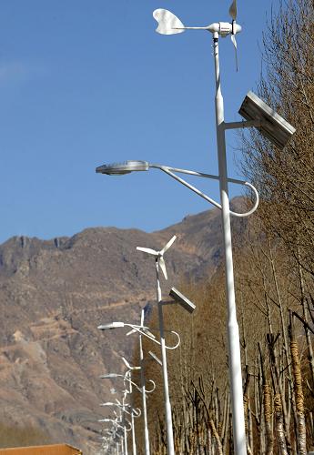 拉薩當(dāng)熱西路上利用太陽能和風(fēng)能供電的路燈(12月6日攝)。拉薩一年日照時(shí)數(shù)在3300小時(shí)以上,素有“日光城”的美譽(yù)。太陽灶、太陽能熱水器普遍為拉薩居民使用,太陽能已經(jīng)成為拉薩市民生活的重要能源。新華社記者 覺果 攝
